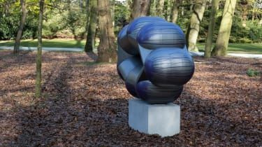 richard-deacon-2016-duży-tinem-malowany-i-lakierowany-stal-nierdzewna-117-x-189-x-65-cm-dzięki uprzejmości-richard-deacon-and-middelhein-museum.jpg