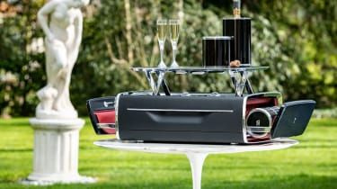 Rolls Royce s piknikovými truhlami