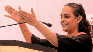 Arundhati Roy conduce lista lungă a premiilor Man Booker