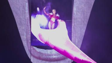 Η Miley Cyrus ξεκινά την «περίεργη» περιοδεία Bangerz με ανάμεικτες κριτικές