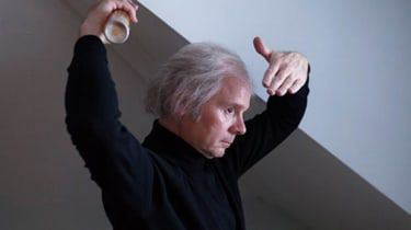 Jason Watkins vo filme Stratená česť Christophera Jefferiesa