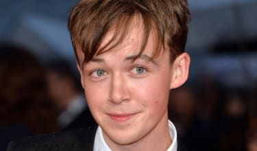 LONDON, ENGLAND - OKTOBER 08: Alex Lawther deltar i öppningskvällens galavisning av The Imitation Game under den 58:e BFI London Film Festival på Odeon Leicester Square den 8 oktober 201
