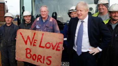 Boris Johnson pózuje s robotníkmi počas návštevy Wilton Engineering Services