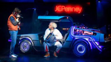 Olly Dobson jako Marty McFly i Roger Bart jako Doc Brown w musicalu Powrót do przyszłości