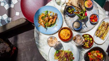 100 Wardour Street -arvostelu: maukkaita juhlia, joissa jälkiruoka varastaa esityksen