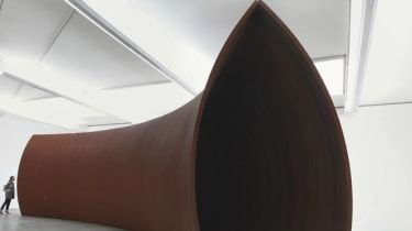 Richard Serra - critiques de la sculpture à grande échelle «lyrique»