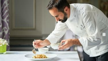 Pavasario karbonaros receptas, kurį sukūrė šefas Vito Mollica iš Il Palagio viešbutyje „Four Seasons Hotel Florence“
