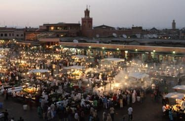 Marakešas, MAROKAS: Bendras vaizdas, darytas 2006 m. birželio 27 d. pabaigoje, rodo Jemaa el fna aikštę Marakeše, kuri pritraukia daug turistų ir neturtingų vaikų, kurie parduoda save pedofilams