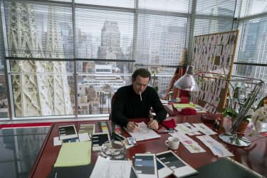 Ewan McGregor ako Halston vo svojej červeno odetej kancelárii v Olympic Tower v New Yorku