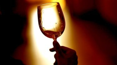 NAPA, CA – 26. AUGUSTA: Návštevník drží pohár vína pri ochutnávke vo vinárstve Madonna Estate Winery 26. augusta 2014 v Napa v Kalifornii. Dva dni po zemetrasení s magnitúdou 6,0, ktoré otriaslo Napa Va
