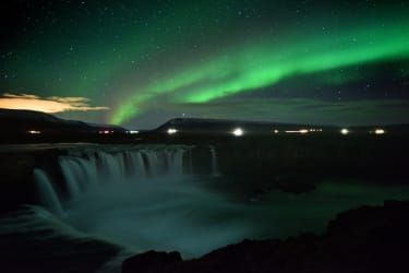 TOPSHOT – zorza polarna, znana również jako zorza polarna, widoczna nad wodospadem Godafoss, w gminie Thingeyjarsveit, na wschód od Akureyri, w północnej Islandii 14 października 201