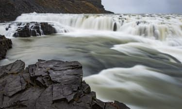 GULFOSSI, ISLANDIA - 10 PAŹDZIERNIK: Gullfoss spadki są widziani blisko Selfoss, Islandia. (Zdjęcie: Alexander Scheuber/Getty Images).