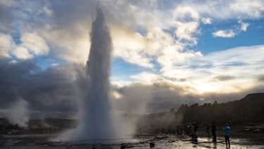 SELFOSS, ISLANDIA - 10 PAŹDZIERNIKA: Gejzer Strokkur jest widziany w pobliżu Selfoss, Islandia. (Zdjęcie: Alexander Scheuber/Getty Images).