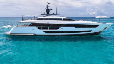 Custom Line 120: un superyacht pe steroizi
