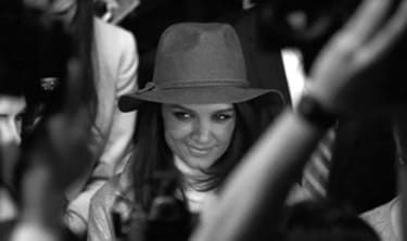 BERLIINI, SAKSA - 20. TAMMIKUU: Katie Holmes valokuvataan Marc Cain -näyttelyssä Mercedes-Benz Fashion Week Berlinin syksy/talvi 2015/16 aikana Brandenburgin portilla 20. tammikuuta 2015