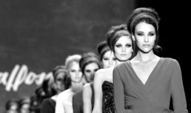 Mallit esittelevät itävaltalaisen suunnittelijan Lena Hoschekin muotia Mercedes-Benz Fashion Week -tapahtumassa Berliinissä 20. tammikuuta 2015.AFP PHOTO / JOHN MACDOUGALL (Kuvassa tulee lukea JOHN MACDOUGALL/A