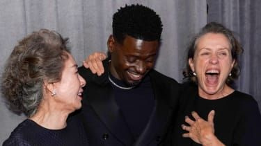 Držitelia Oscarov Yuh-Jung Youn, Daniel Kaluuya a Frances McDormand na Oscaroch v roku 2021