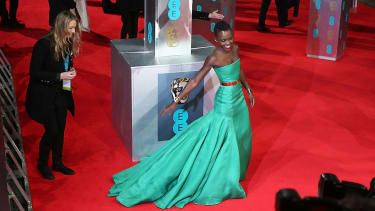 LONDÝN, ANGLICKO – 16. FEBRUÁR: Lupita Nyong