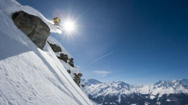 Freeride w kierunku Savoleyres z widokiem na kurort Verbier i masyw Combins