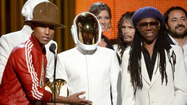 LOS ANGELES, CA - 26 DE ENERO: (L-R) Los músicos Pharrell Williams, Thomas Bangalter y Guy-Manuel De Homem-Christo de Daft Punk y Nile Rodgers aceptan el premio Record of the Year por