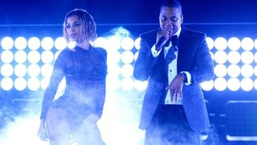 LOS ÁNGELES, CA - 26 DE ENERO: La cantante Beyonce y el rapero Jay Z actúan en el escenario durante la 56a entrega de los Premios GRAMMY en el Staples Center el 26 de enero de 2014 en Los Ángeles, California (Foto de Kevork Dj.