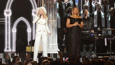 LOS ANGELES, CA - 26 DE ENERO: Las cantantes Madonna (L) y Queen Latifah actúan en el escenario durante la 56a Entrega de los GRAMMY en el Staples Center el 26 de enero de 2014 en Los Ángeles, California (Foto de Kev).