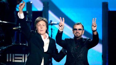 LOS ANGELES, CA - 26 de enero: Los músicos Paul McCartney (L) y Ringo Starr de los Beatles actúan en el escenario durante la 56a entrega de los premios GRAMMY en el Staples Center el 26 de enero de 2014 en Los Angeles, Ca