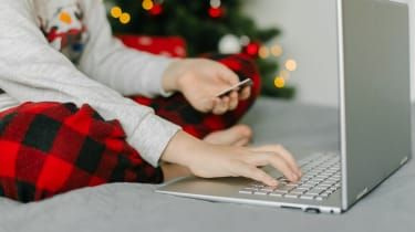 Person, der handler online
