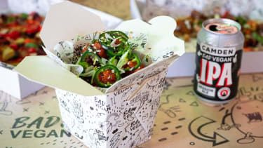 Krisiga blomkålsbuketter överdragna i söt, klibbig chilisås med rostad sesam, färsk koriander och chili