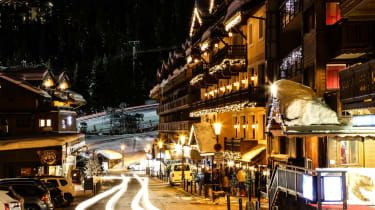 courcheval_1850_town_noc.jpg
