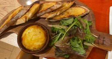 Branza St Marcellin servita cu paine, salata, miere de munte si ulei de trufe