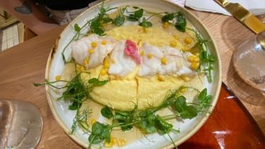 Monkfish servit pe pat de frunze de salata, mamaliga, branza si porumb