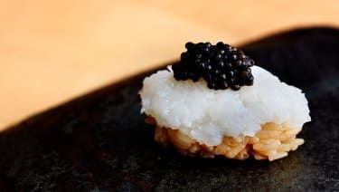 Nigiri de calmar și caviar la Maru