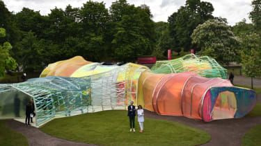 De spanske arkitektene Lucia Cano (R) og Jose Selgas poserer ved sin Serpentine-paviljongstruktur på Serpentine Gallery i London 22. juni 2015. De siste 15 årene har Serpentine-galleriet