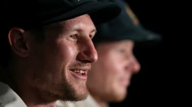 Video: Bancroft și-a spus cuvântul despre „butul cu capul” Bairstow la o conferință de presă hilară