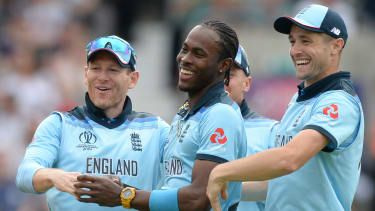 Anglická nadhazovačka Jofra Archer (uprostřed) slaví branku při vítězství ve Světovém poháru v kriketu nad Jihoafrickou republikou