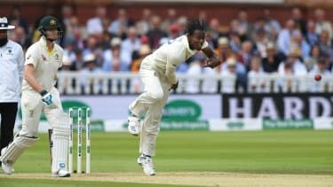 Anglický nadhazovač Jofra Archer ve svých prvních dvou zápasech v Test kriketu zaujal