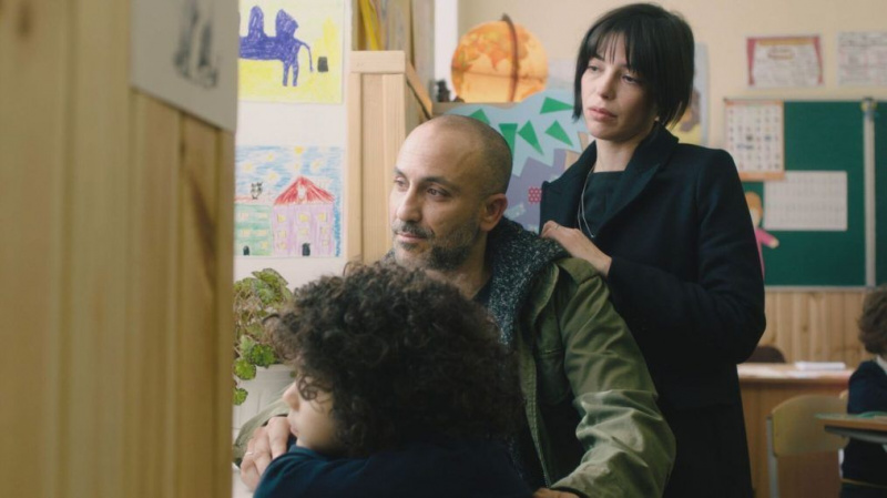 'The Attaché': pregiudizio e problemi matrimoniali nella città dell'amore