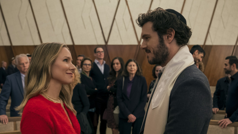   Kristen Bell în rolul Joanne și Adam Brody în rolul lui Noah se uită unul la celălalt în Nobody Wants This