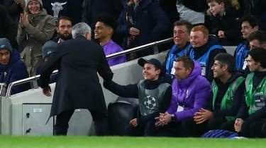 Trener Tottenhama Jose Mourinho se zahvaljuje hitro razmišljajočemu fantu z žogo