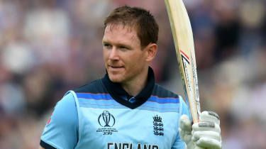 Le capitaine anglais Eoin Morgan salue la foule après son coup record contre l