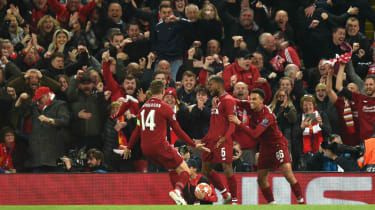 Georginio Wijnaldum (w środku) strzelił dwa gole w wygranym 4:0 meczu Liverpoolu z Barceloną