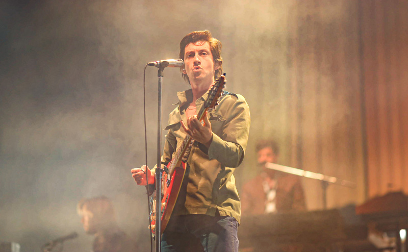  Frontmen grupe Arctic Monkey Alex Turner nastupa na pozornici.