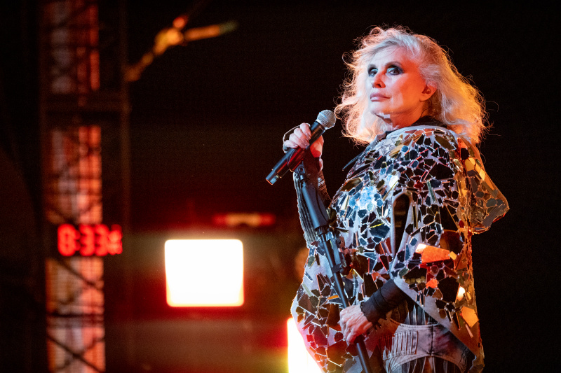   Debbie Harry nastupa na pozornici.