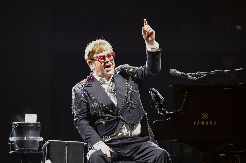   Elton John nastupa.