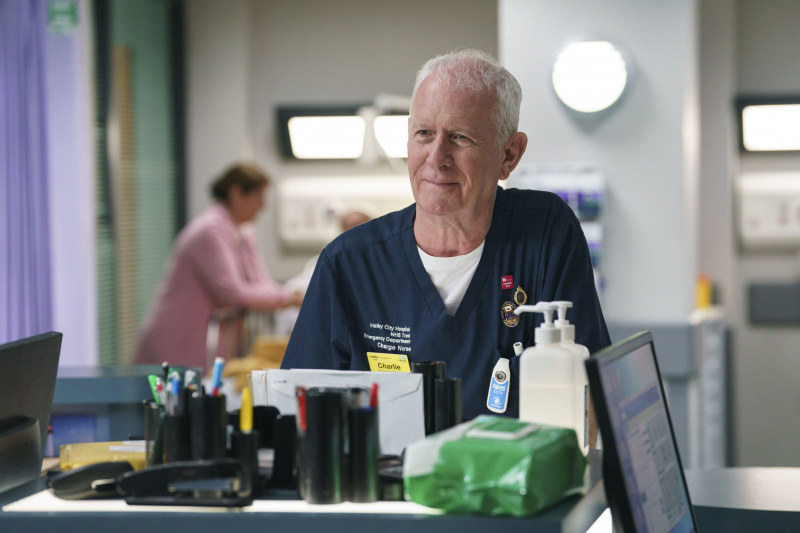 Charlie Fairhead naeratab tööl.