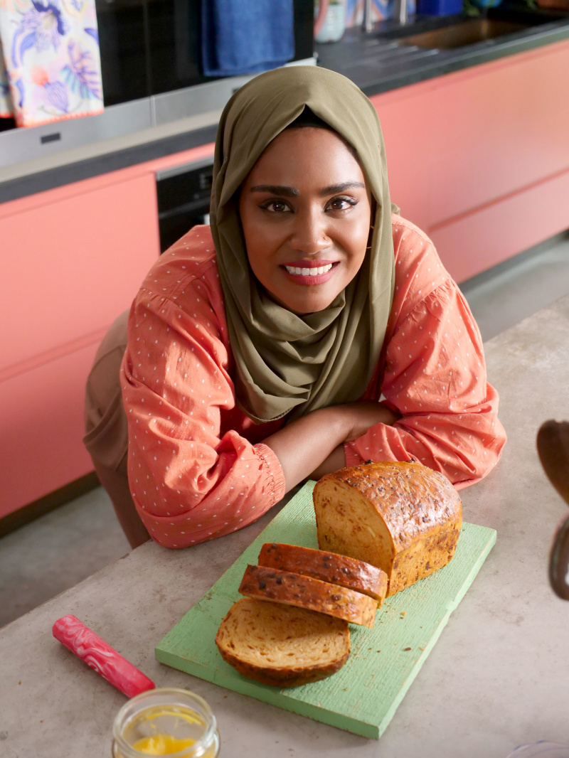   Nadiya met haar pittige kaas- en uienbrood.