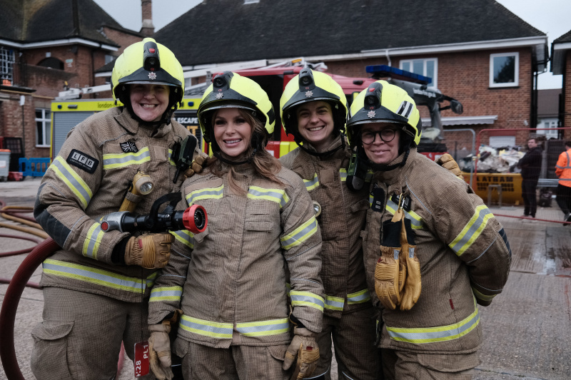   Amanda Holden s londýnskym hasičským zborom.