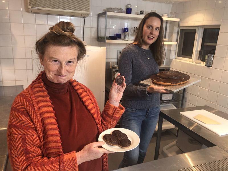   Ruth Goodman, Frances Quinn vo vnútri továrne