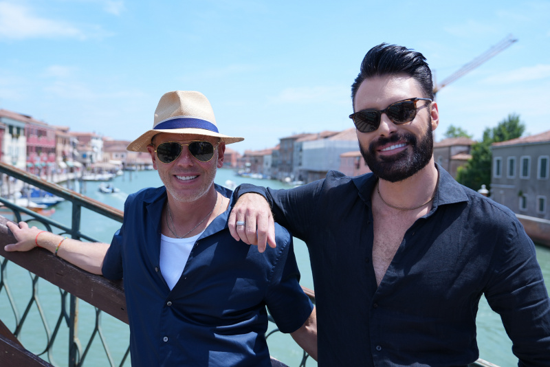   Rob Rinder, Rylan ยืนอยู่บนสะพานในเมืองเวนิส